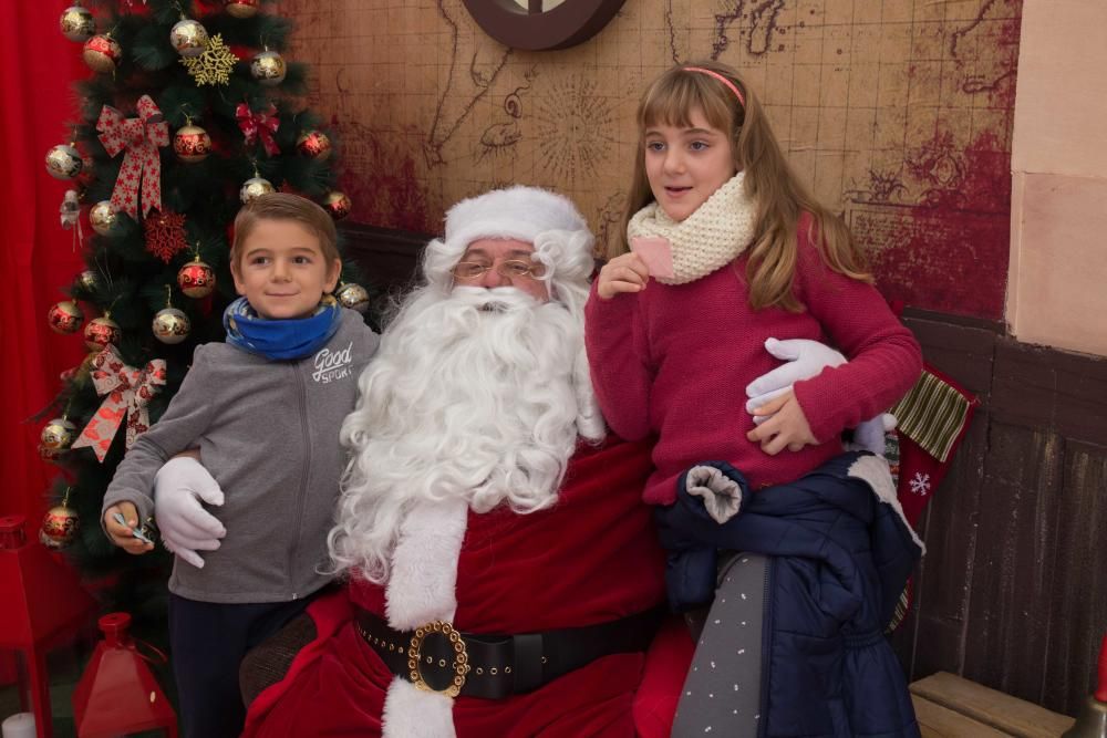 Gran afluencia de público en la inauguración de la casa de Santa Claus