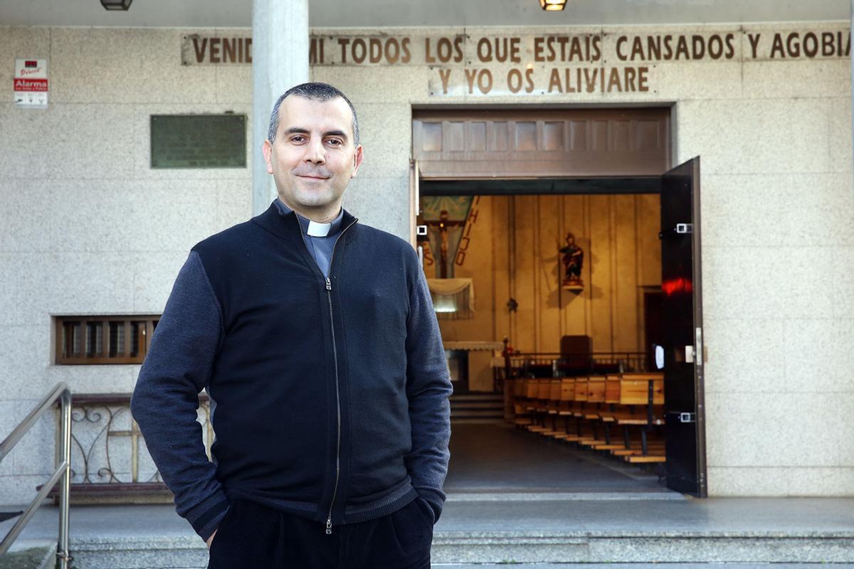 Alberto Montes, delante de la iglesia de Santo Tomé de Freixeiro