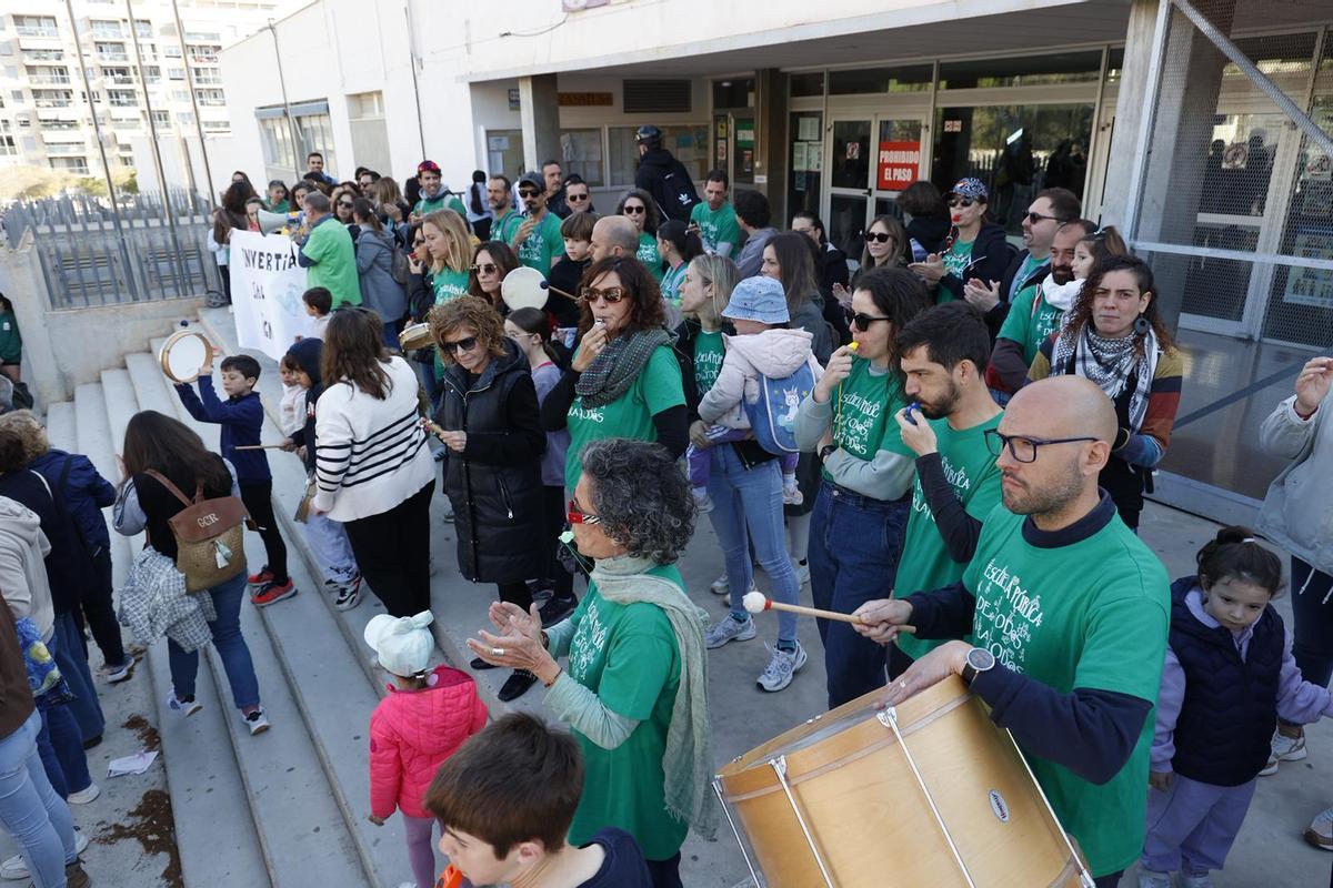 Protesta de profesores y alumnos del colegio Mediterráneo y La Almadraba de Alicante