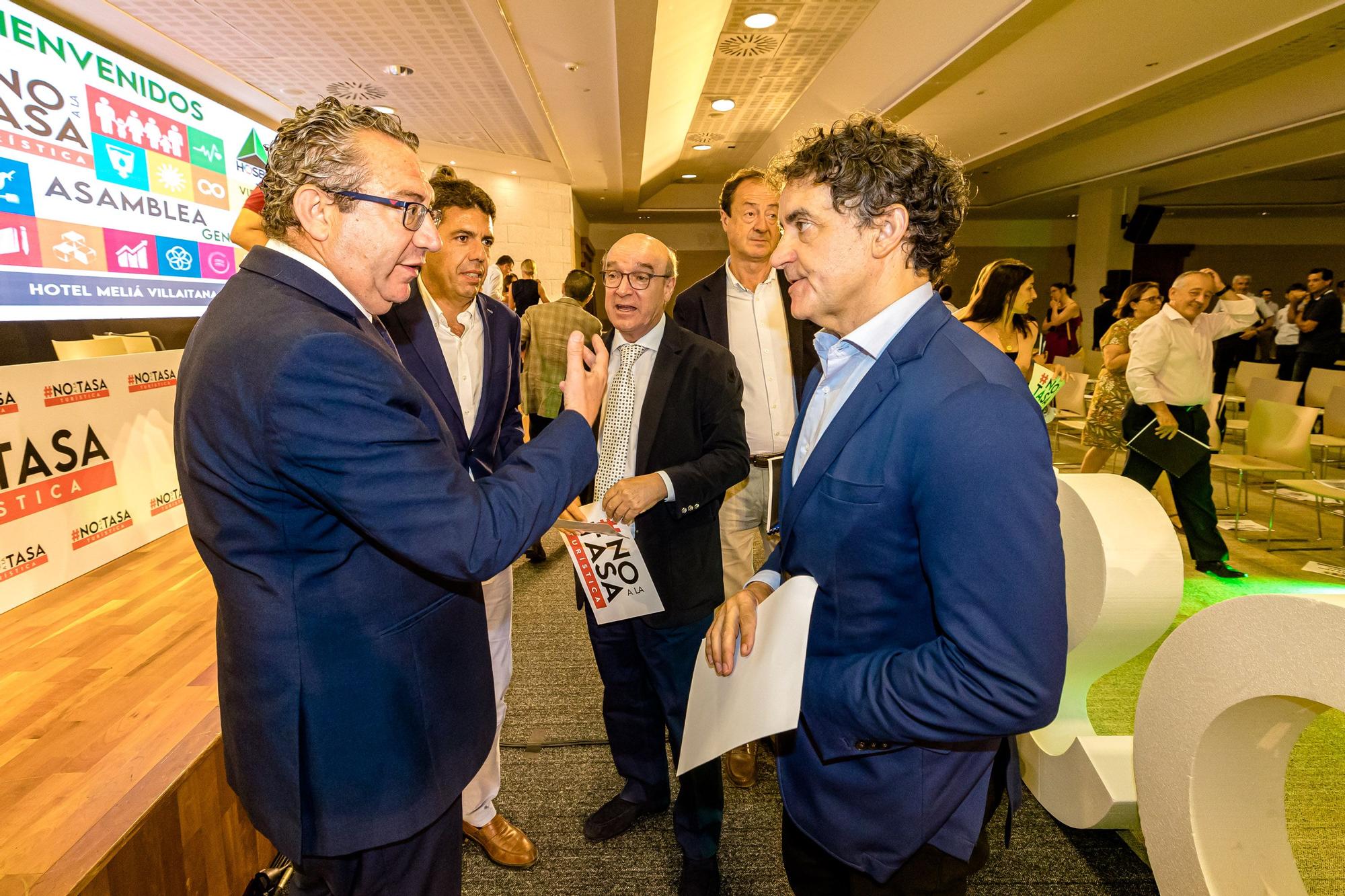 Algunos conocían la noticia y otros la han conocido durante el tradicional discurso. Toni Mayor, presidente de Hosbec, dejará de serlo tras 14 años en el cargo. Mayor lo ha anunciado antes un auditorio lleno y durante la asamblea anual de la entidad turística celebrada este viernes en Benidorm.