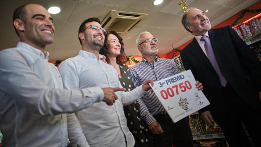 José, Aarón, Míriam y José Miguel González, del Grupo González Canarias, junto al delegado provincial de Loterías, Luis de Montis, en la estación Repsol La Chasnera, con el cartel del tercer premio.