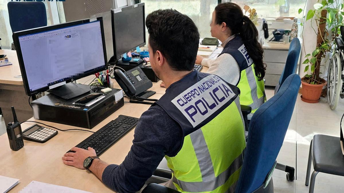 Agentes de la Policía Nacional en la comisaría de Ibiza.