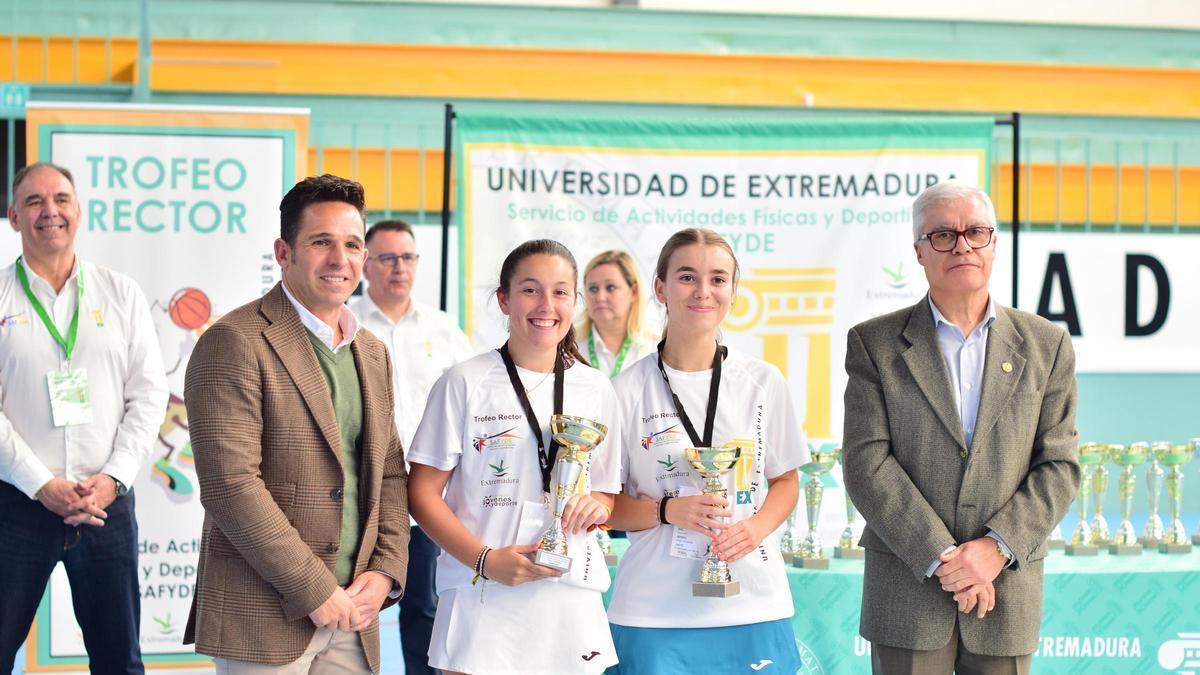 El director de la FJyD, José Alberto Cacho, y el rector de la UEX, Pedro Fernández, en la entrega de premios del evento.