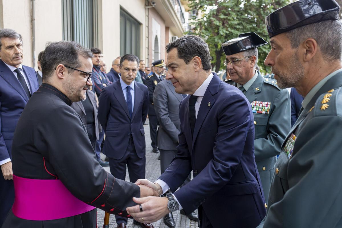 El presidente de la Junta de Andalucía, Juan Manuel Moreno Bonilla (c), asiste a la capilla ardiente.