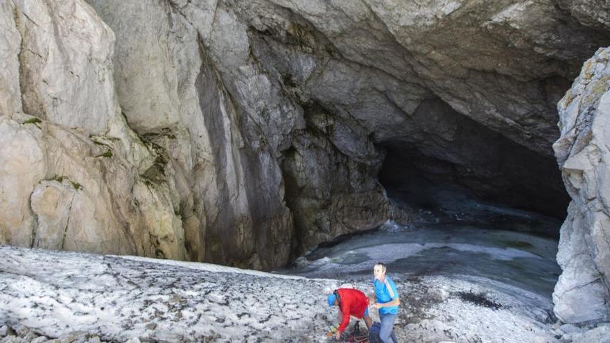 La cueva de hielo se derrite en los Picos de Europa