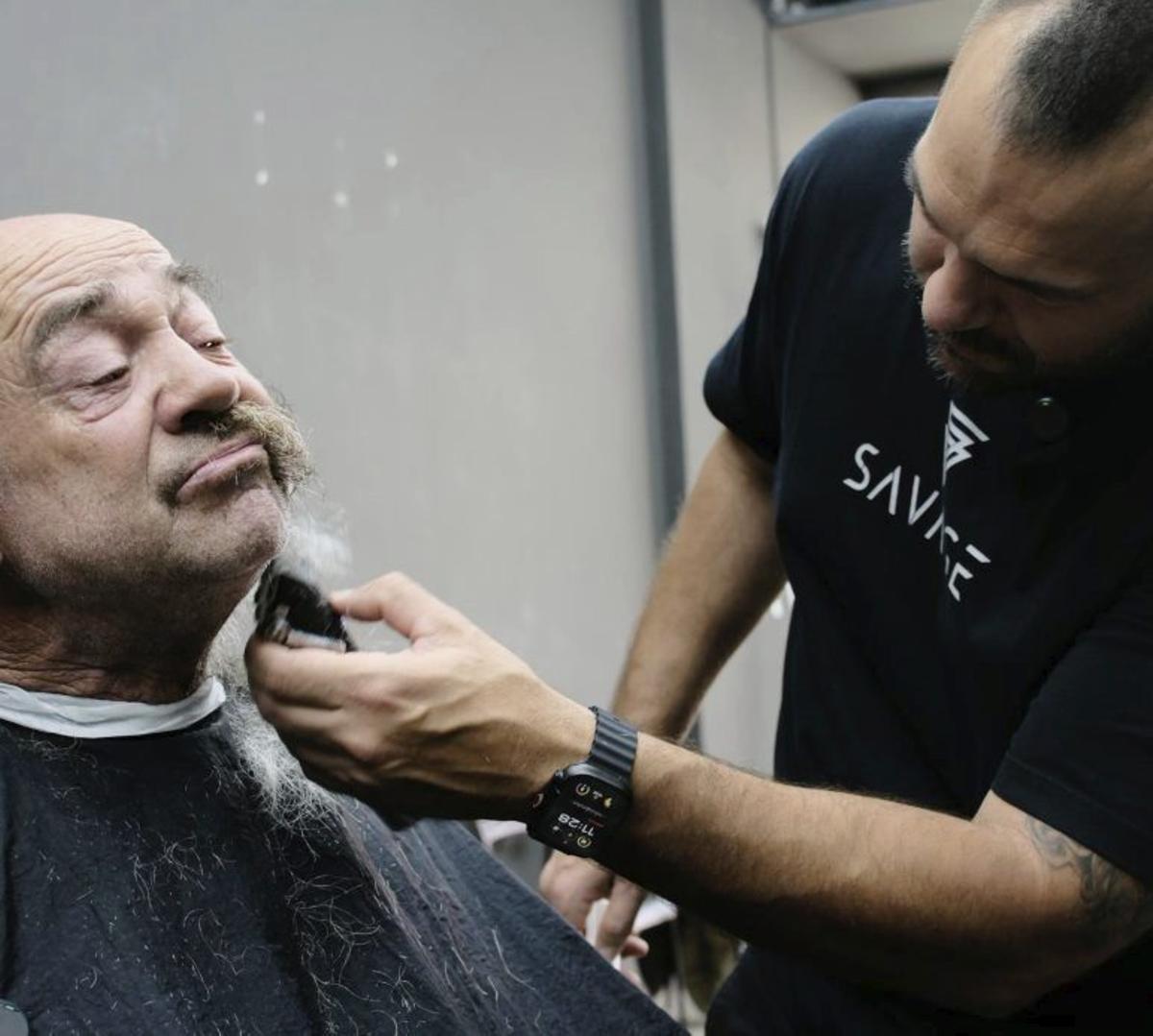 Felix Perdomo, el barbero de las personas sin techo | LP/DLP