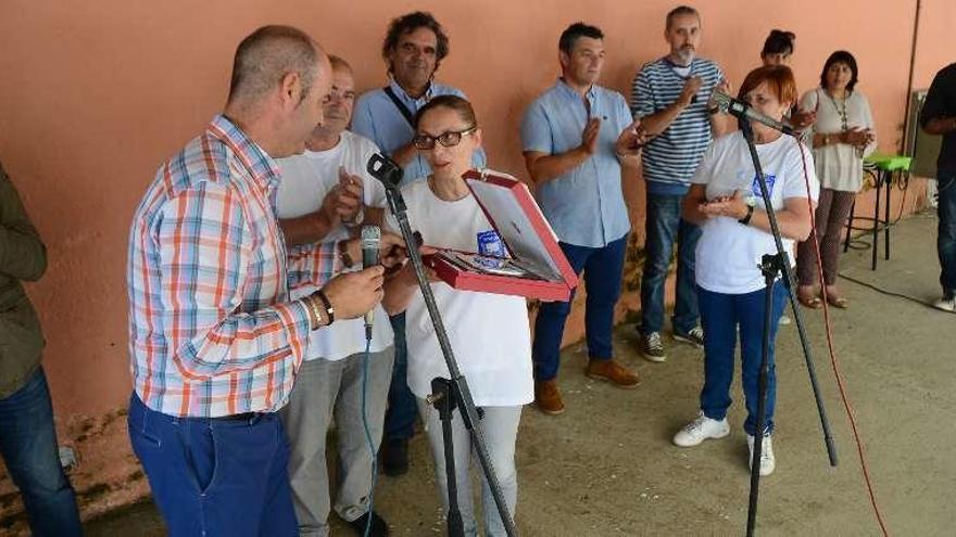 O alcalde de Bueu entrega unha placa á familia de Evencio Parada./GN