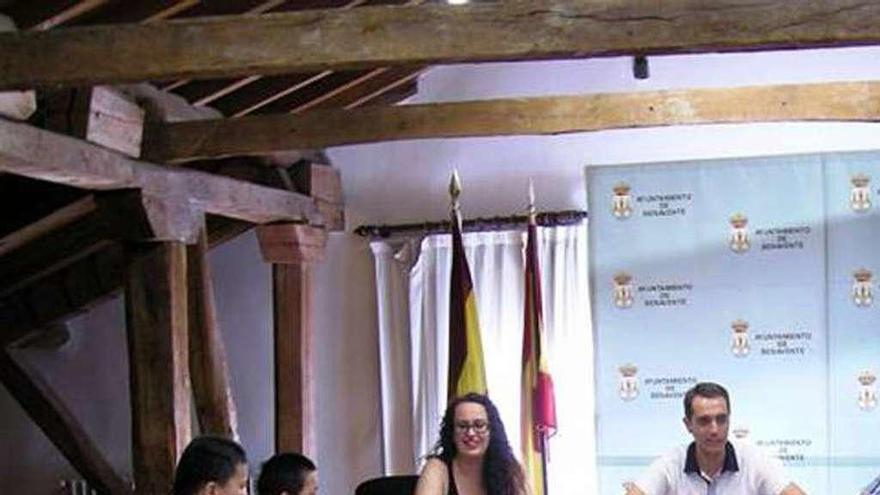 A la izquierda, niños del aula de aprendizaje de español en una visita al alcalde.