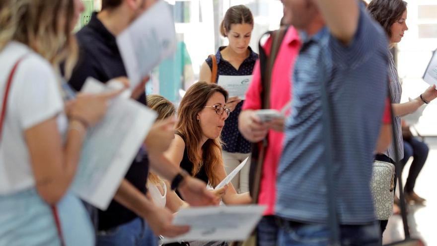 Decenas de personas protestan por los resultados de las oposiciones docentes