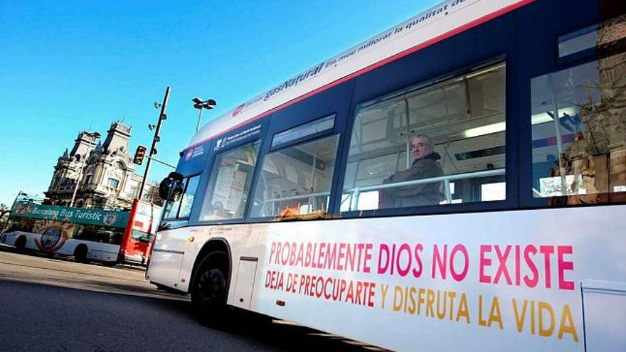 Uno de los ´autobuses ateos´ que ya circulan por Barcelona.