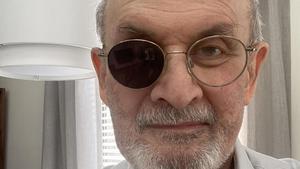 Salman Rushdie reapareix a Nova York: «La violència no ha de dissuadir-nos»