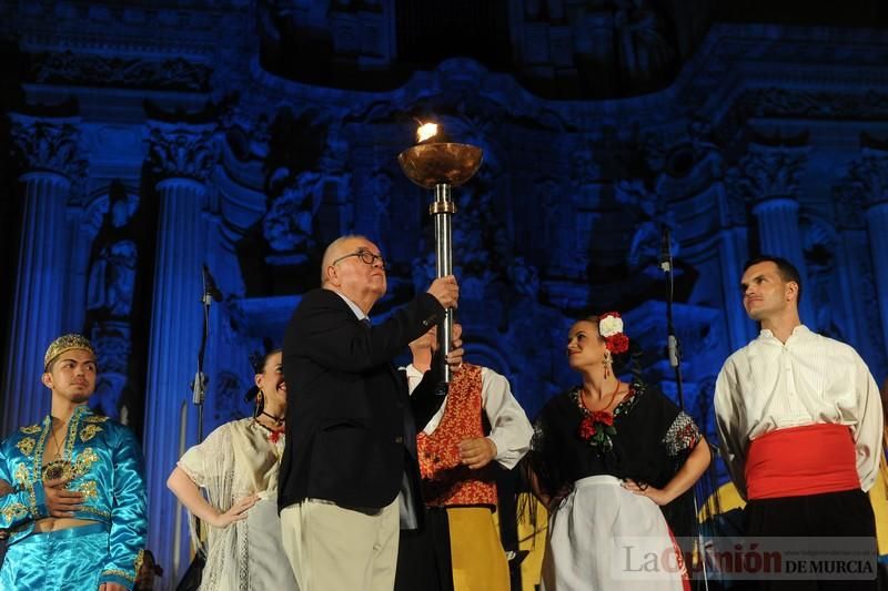 La Antorcha de la Amistad y el Moneo brillan en colores con motivo de este Festival Internacional de Folclore