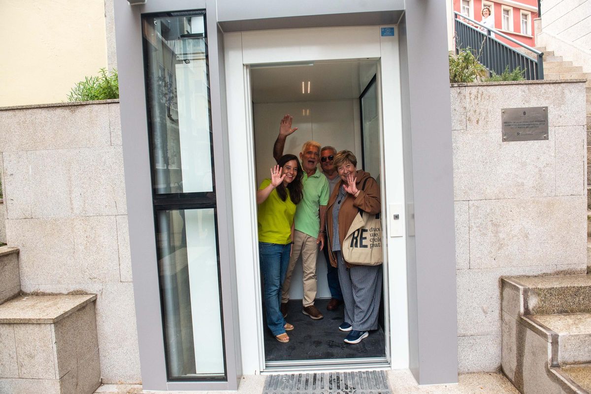 La alcaldesa, con representantes vecinales, en la inauguración de los ascensores