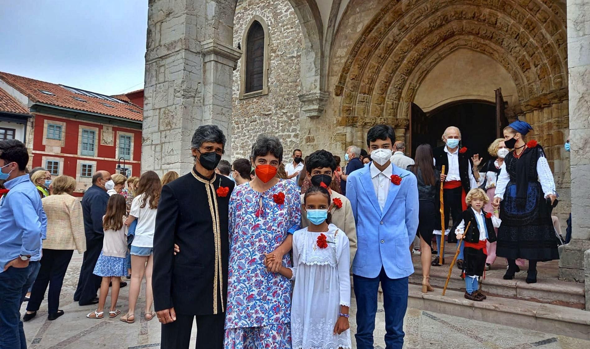 Harvey D’Souza, Felicia López de Saro y sus hijos, Javier, Félix y Sofía Magdalena, ayer, ante la basílica. | M. Villoria