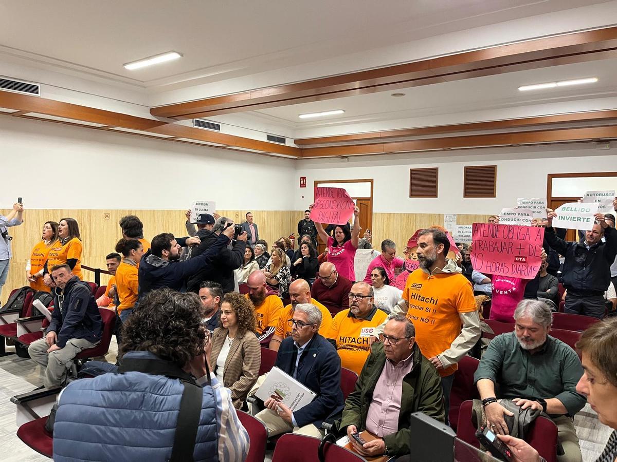 Protestas de Aucorsa, Hitachi y las empleadas de la ayuda a domicilio en el salón de plenos.