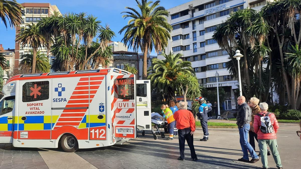 La UVI atiende a una mujer en los Jardines de la Reina de Gijón