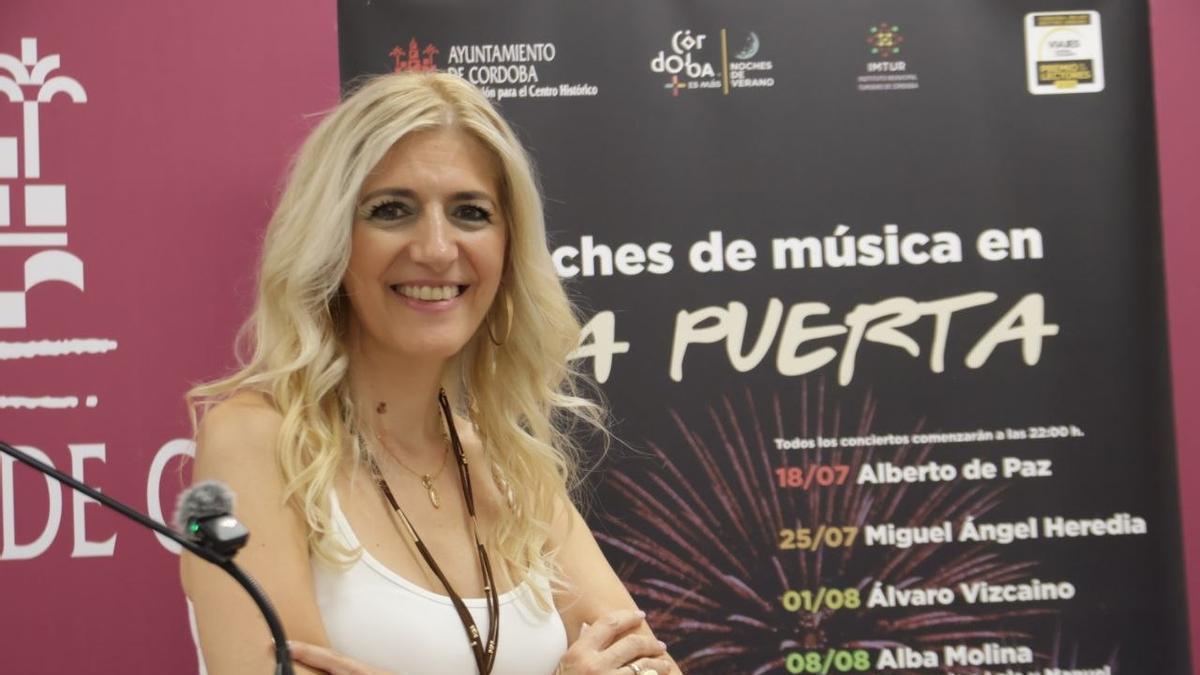 Lourdes Morales, en la presentación del ciclo 'Noches de música en la puerta', que amenizarán las noches de verano de Córdoba.