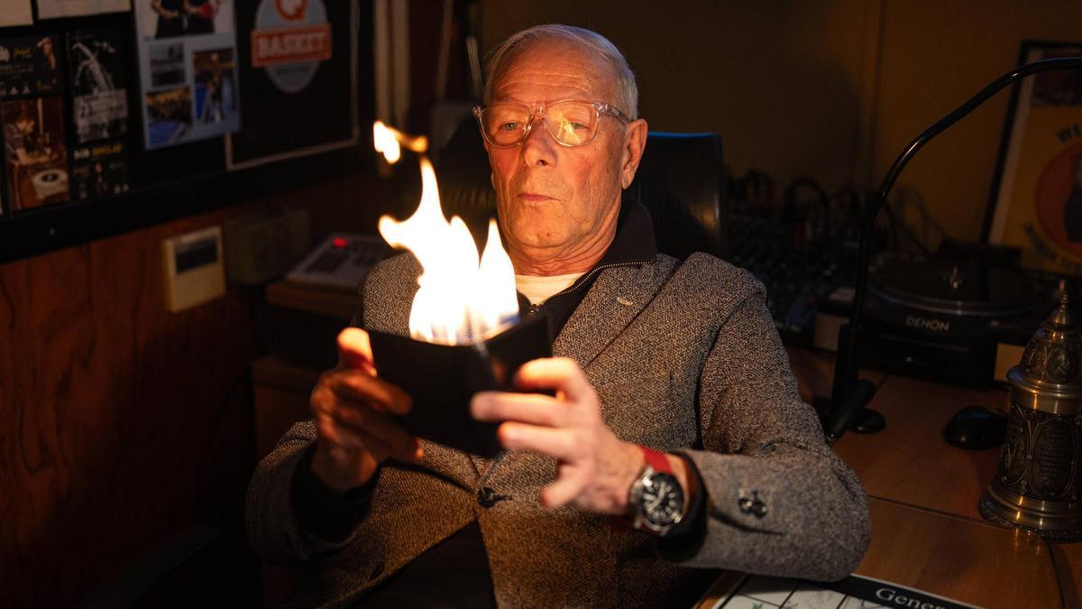 Fede Sardà en su despacho y su cartera explosiva la semana antes de dejar Luz de Gas.