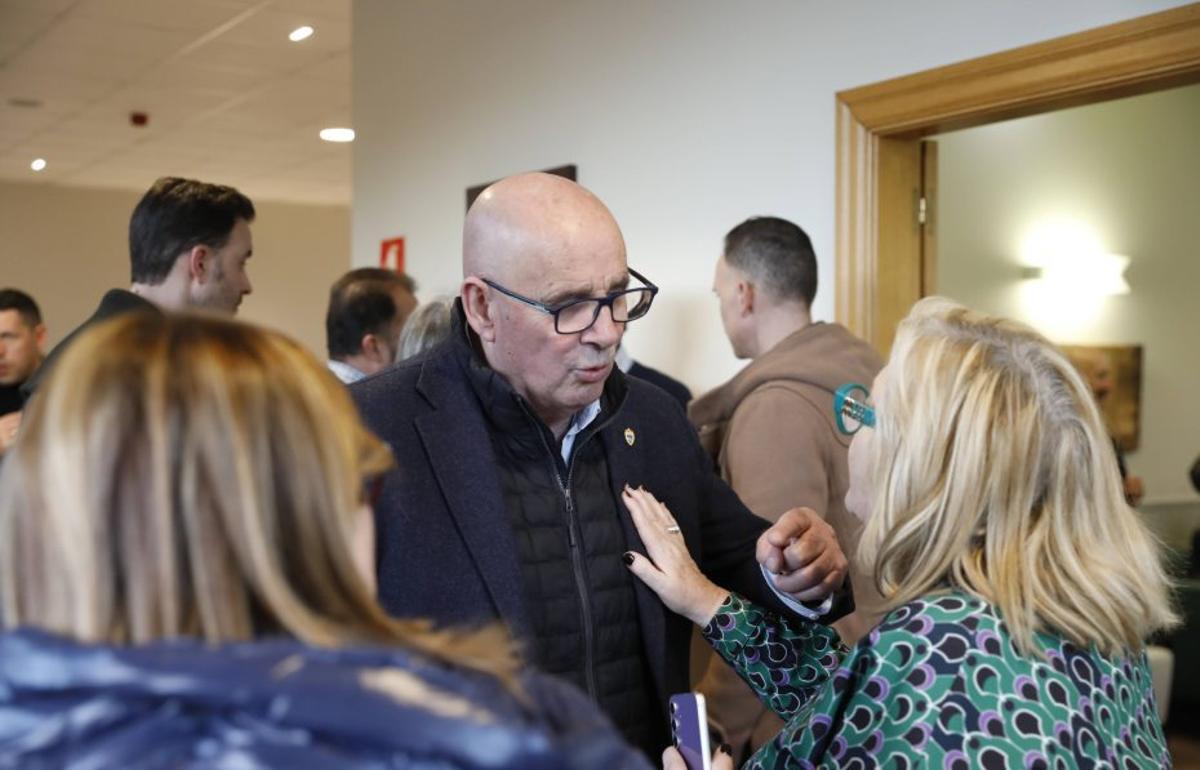 Olga Martínez dialoga con José Ramón Cuetos Lobo. | FERNANDO RODRÍGUEZ