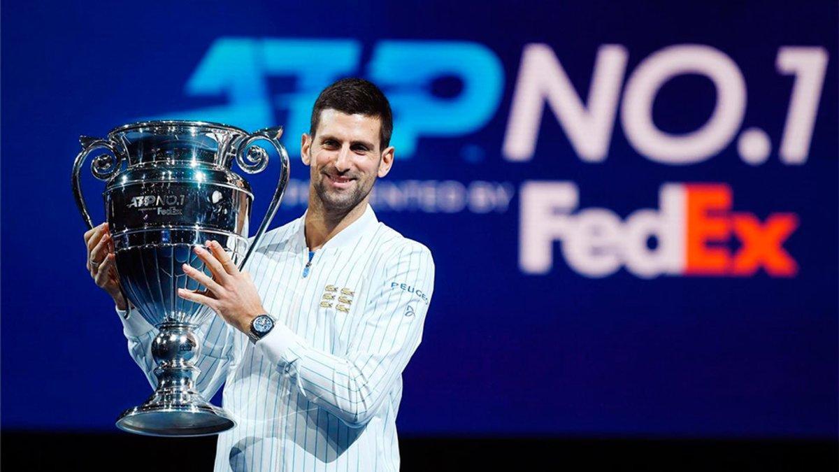 Djokovic posando con el trofeo de número uno