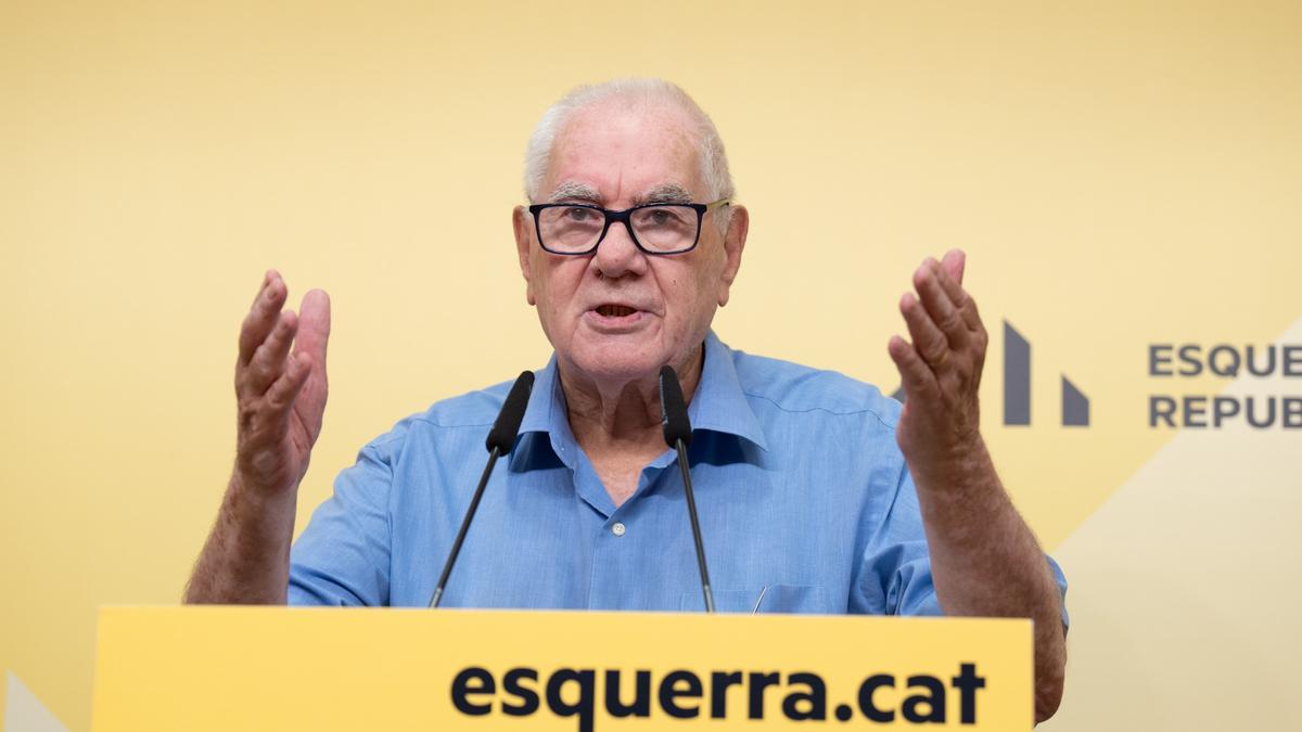 El exlíder de ERC en Barcelona Ernest Maragall comunicando su baja del partido.