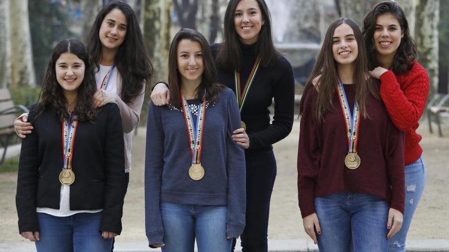 Ester i Elena Mansilla, Lidia i Elena Jiménez i Sandra i Paula Sotillo, dissabte passat, a la plaça Clarà d&#039;Olot amb les medalles d&#039;or del darrer Mundial disputat a la Xina el setembre passat