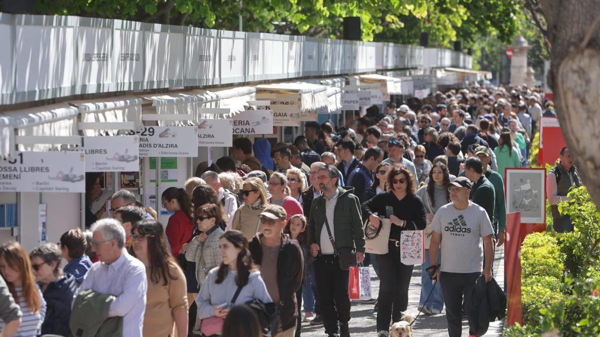 Centenares de personas en la Fira del Llibre