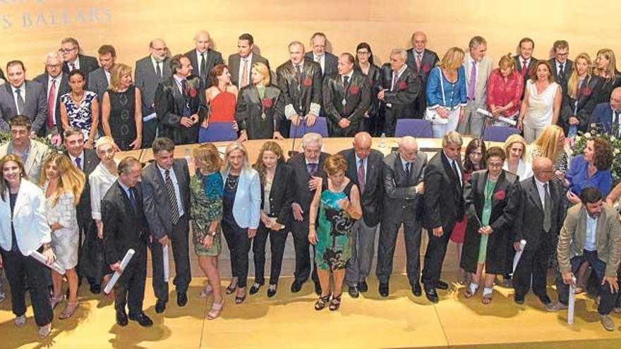 Foto de grupo de algunos de los 90 abogados galardonados con la insignia de plata.