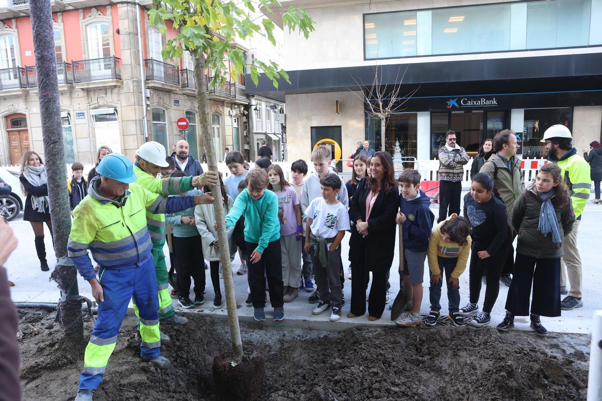 Alumnos del Eusebio da Guarda plantan un árbol en la recta final de la reforma de San Andrés