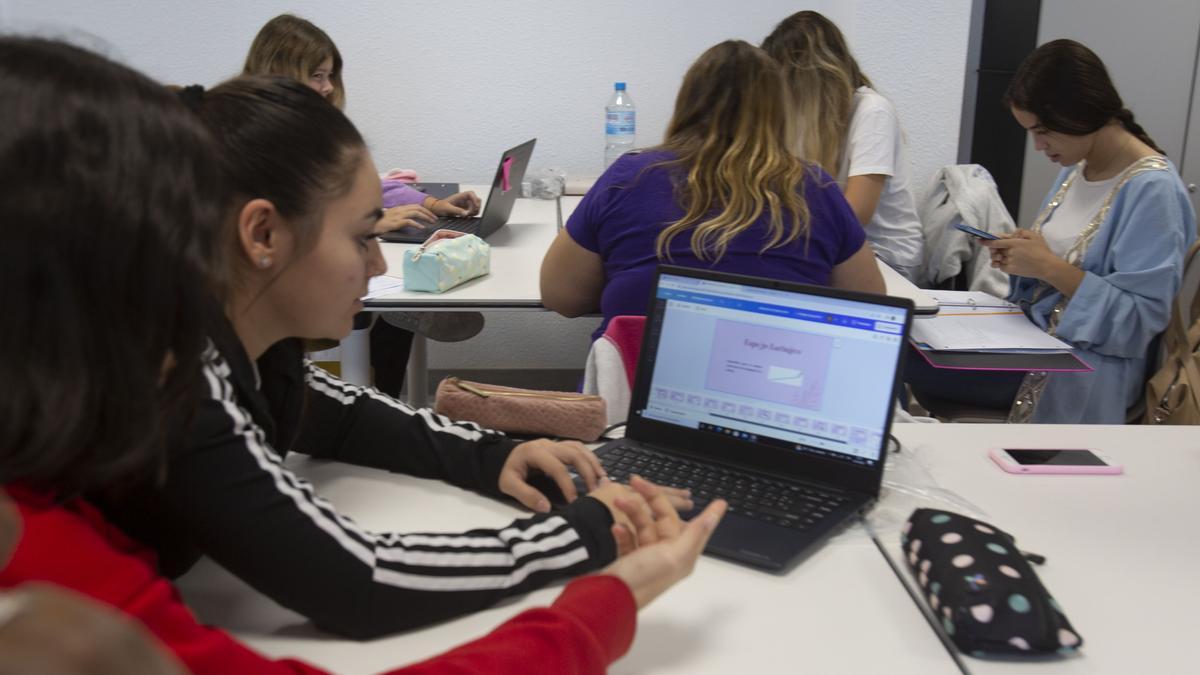 Alumnas del centro de Formación Profesional Canastell de San Vicente del Raspeig usando ordenadores portátiles.