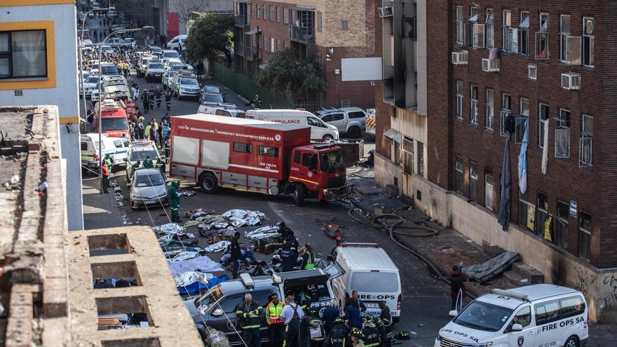 Un incendio en un edificio de Johannesburgo deja al menos 74 muertos y 61 heridos