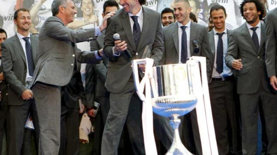 José Mourinho bromea con su ayudante, Aitor Karanka, ayer, en el Ayuntamiento de Madrid.