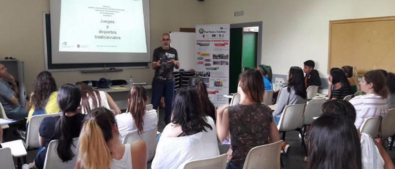 Exposición de los resultados del proyecto a alumnos de la Facultad de Ciencias de la Educación de la ULPGC, futuros maestros.