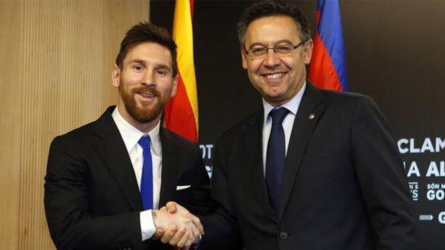 Messi y Bartomeu, tras la firma de la última renovación en 2017.