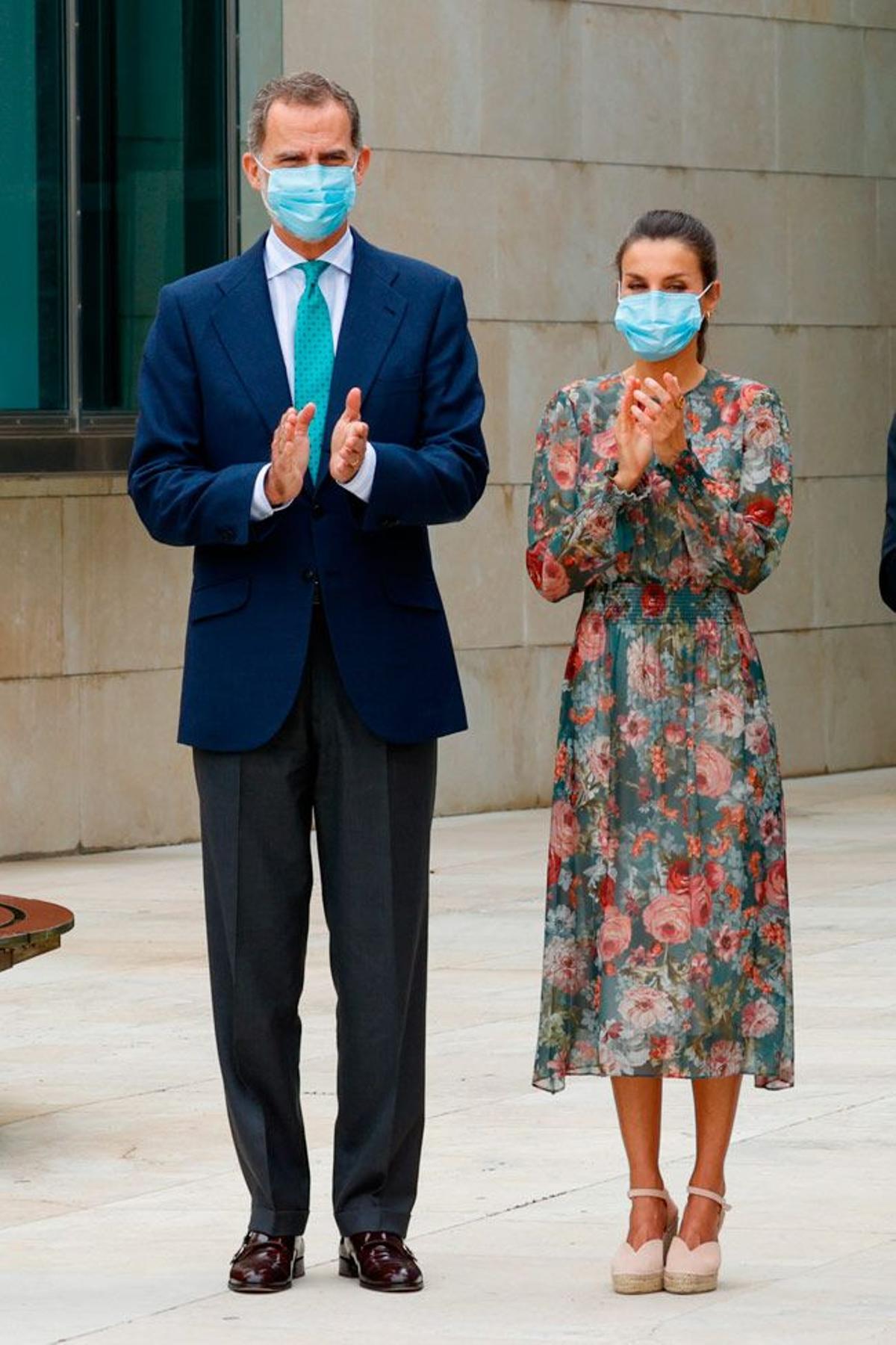 La reina Letizia recupera un vestido con estampado de flores en su visita al País Vasco