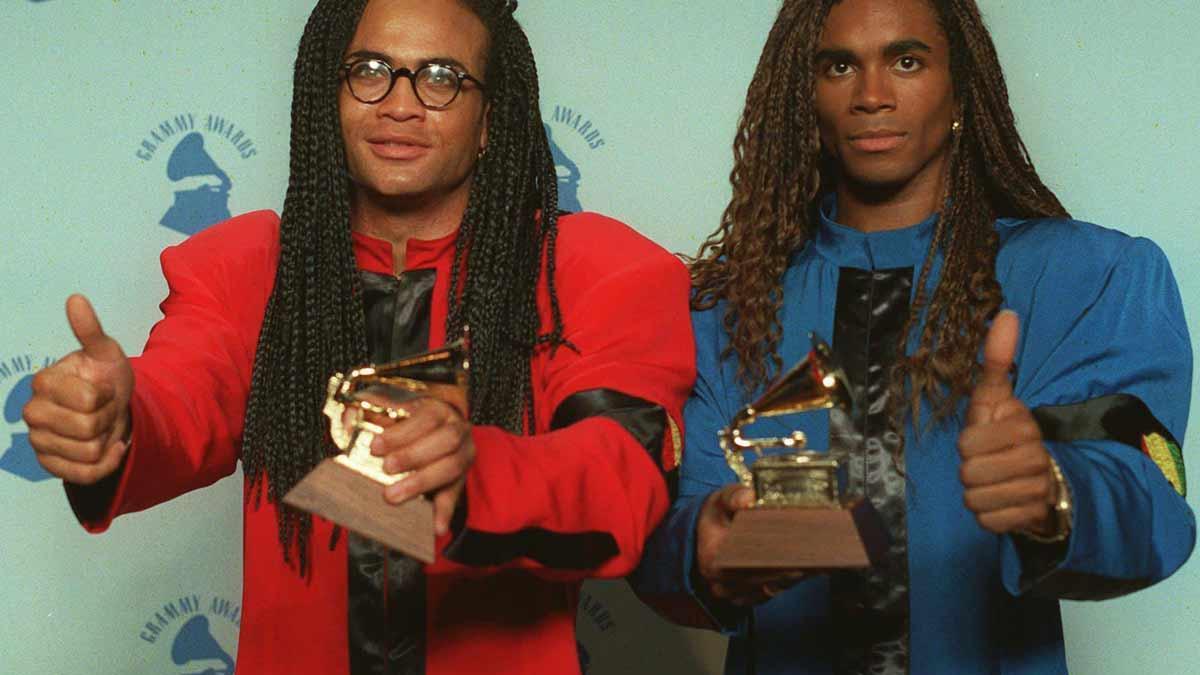 Rob Pilatus y Fab Morvan, de Milli Vanilli, recogen un Premio Grammy en 1989