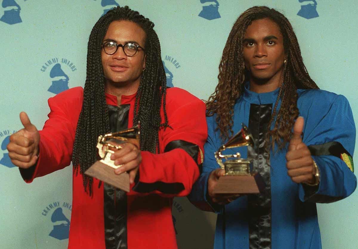 Rob Pilatus y Fab Morvan, de Milli Vanilli, recogen un Premio Grammy en 1989