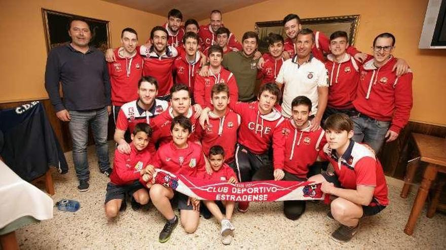 Los jugadores celebran el ascenso. // Bernabé/Cris M.V.