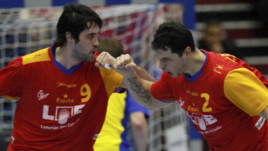 Raúl Rodríguez y Alberto Entrerrios celebran un gol ante Suecia en la lucha por el bronce.