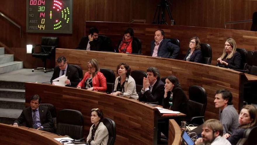 El panel con el resultado de la votación que reprueba al síndico mayor, con los diputados del Grupo Socialista en primer término.