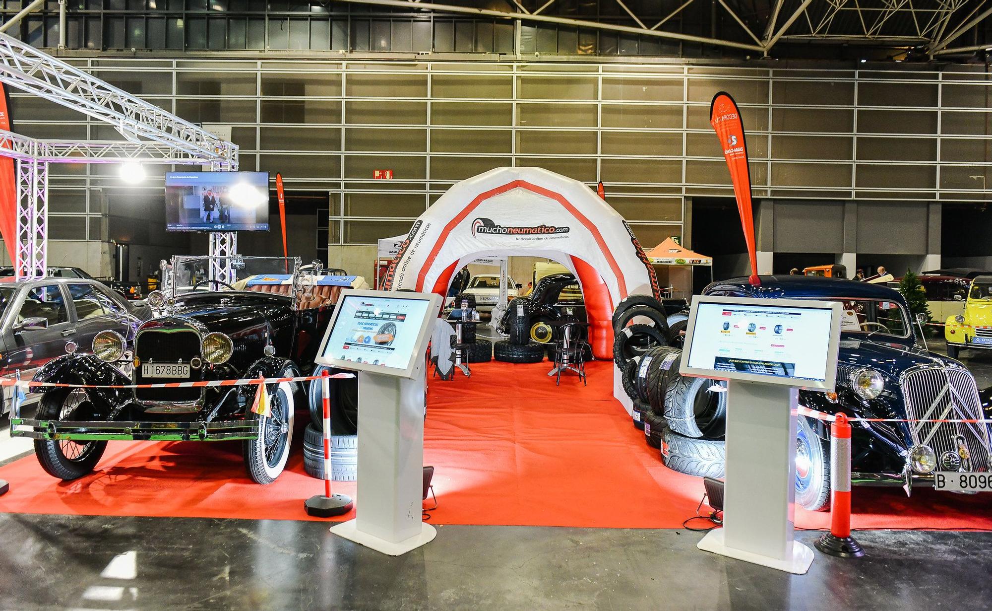 Vehículos clásicos en la Feria del Automóvil de Valencia