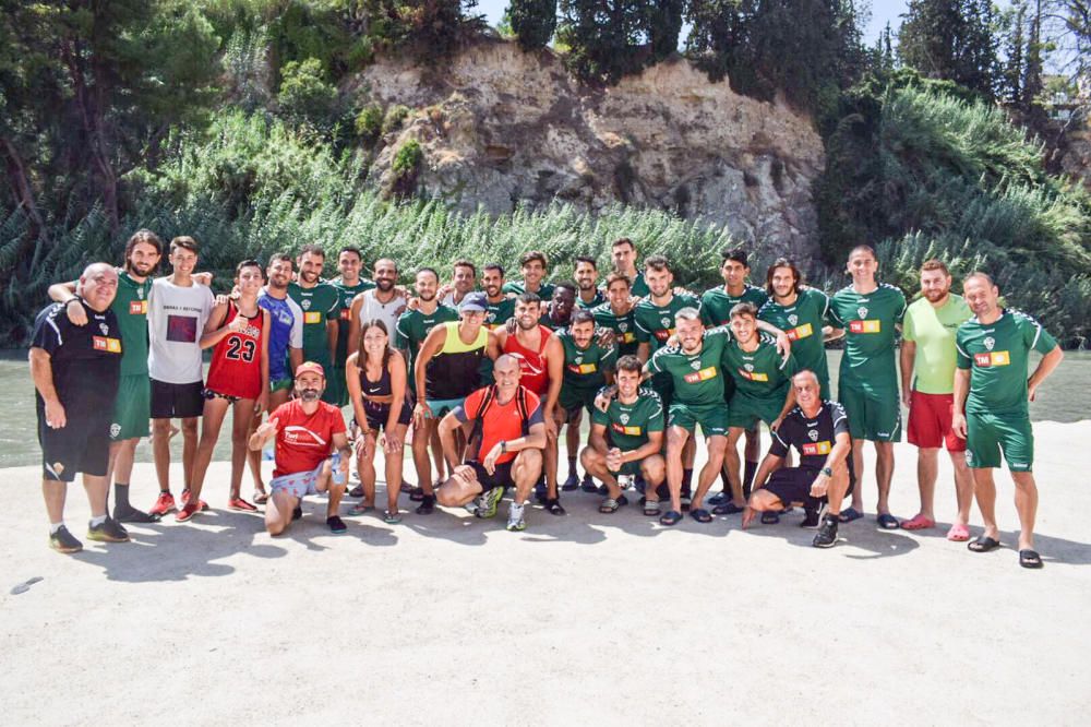 Los jugadores del Elche disfrutan haciendo rafting en el río Segura