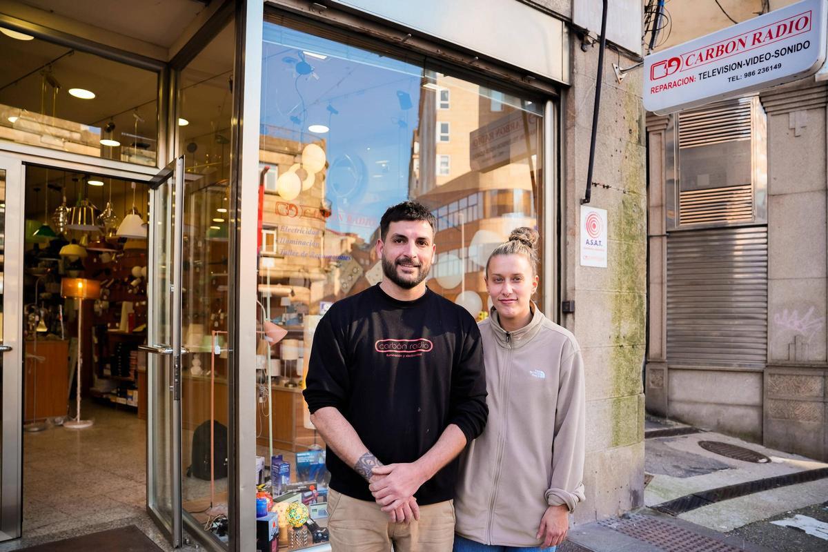 David Ferreira y Yolanda Cameselle, en la entrada de su tienda, Carbón Radio, en la Avenida das Camelias.
