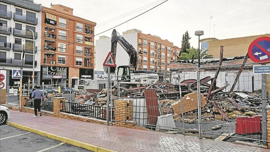 Derriban el antiguo local del INSS en la Vall d’Uixó