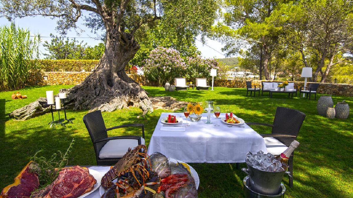 Can Curreu, un restaurante en plena naturaleza en Ibiza.