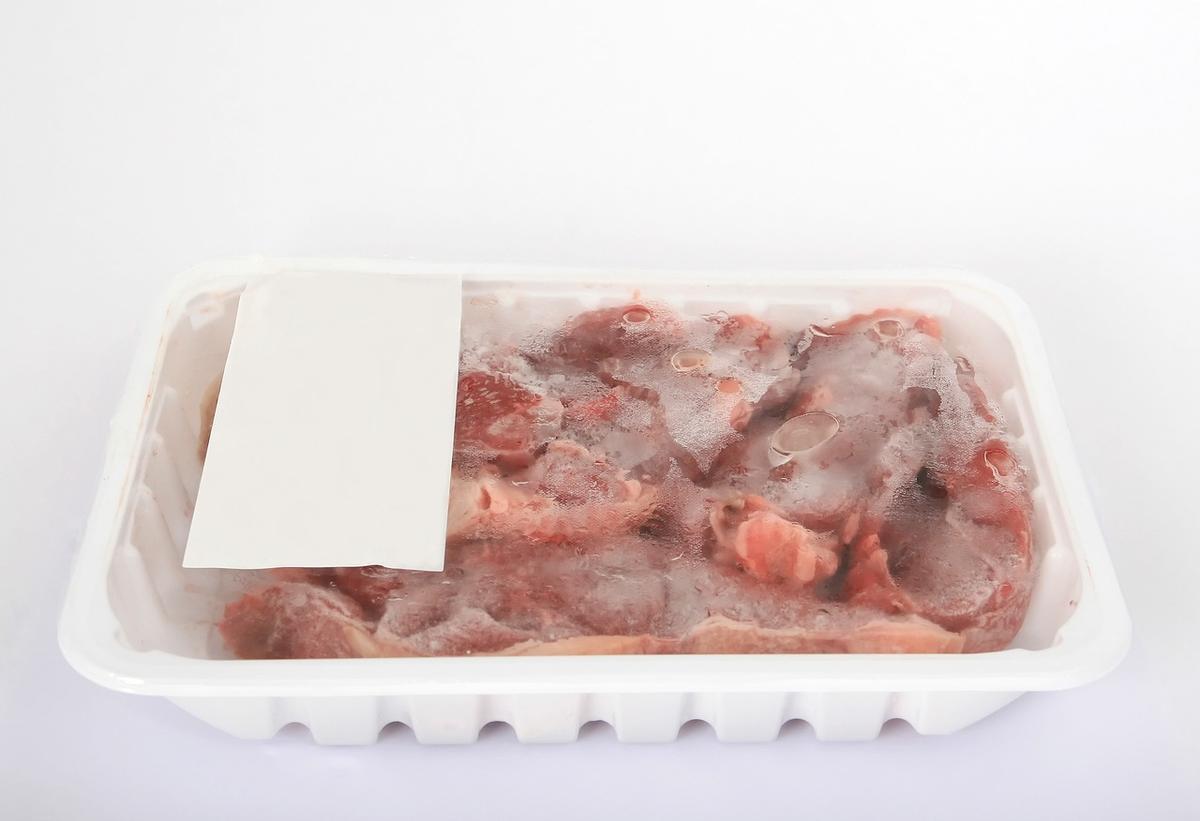 Si tienes una bandeja de carne en el congelador y la moneda ha ido al fondo se habrá estropeado