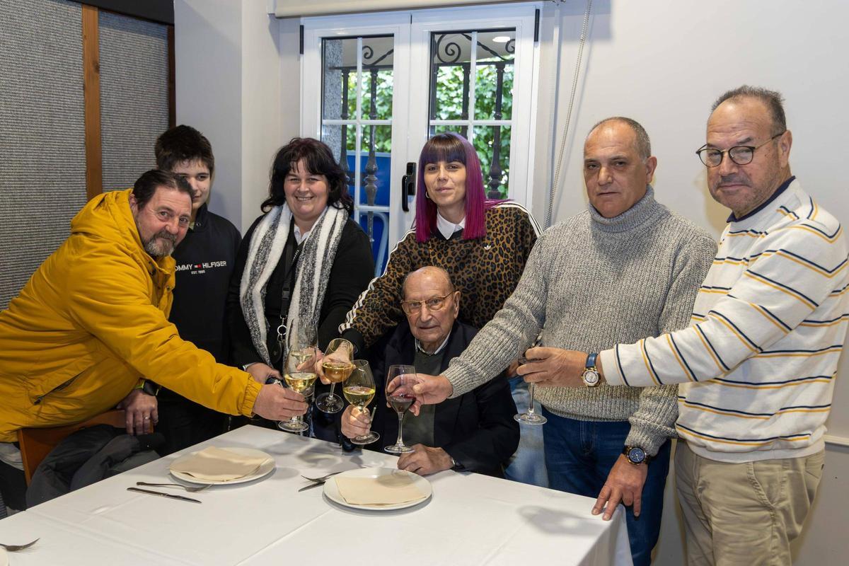 José Barreiro, este viernes, rodeado de familiares y amigos, con la tarta de cumpleaños.