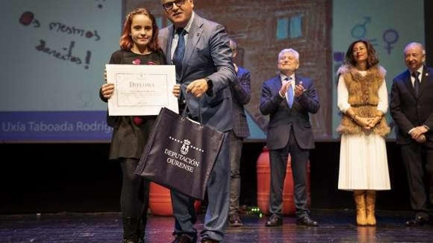 Manuel Baltar, entregando un premio. // Enzo Sarmiento