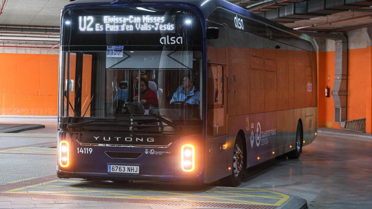 Uno de los nuevos autobuses en el Cetis.