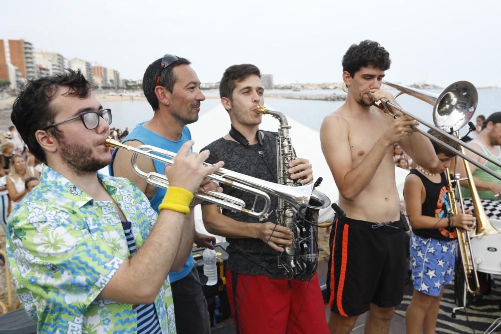 La festa Diverbeach reuneix més de 5.000 persones a Sant Antoni